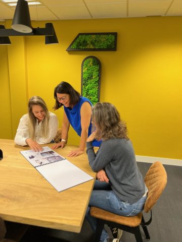 Doorspreken van het interieurontwerp Teamoverleg dynamische werkomgeving
